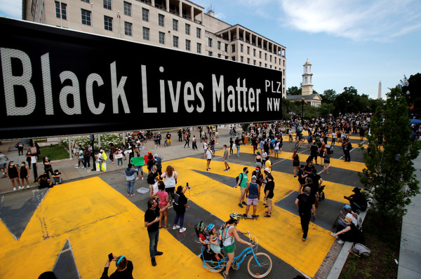 ▲白宮附近的道路寫上「黑人的命也是命」。（圖／路透）