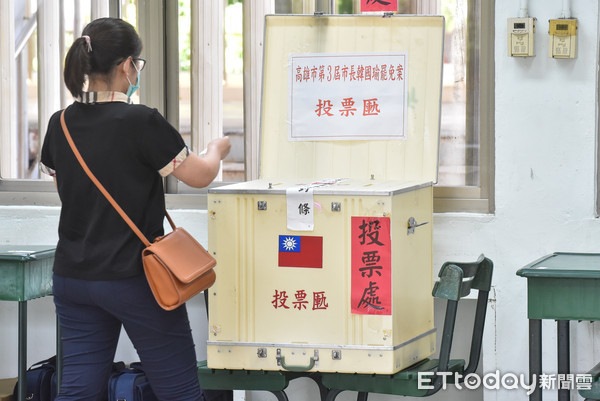 ▲▼2020高雄市長罷免案投票日,民眾踴躍投票,選務人員,投票,選舉,民主,投票所,選票,選務,地方自治,間接民權,公投,票匭,政治。（圖／記者李毓康攝）