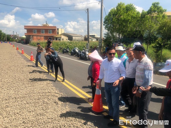 ▲虎尾鎮公所依據「雲林縣各機關團體舉辦各類大型活動使用道路管理要點」，統一來幫農民申請使用路權。（圖／記者蔡佩旻翻攝）