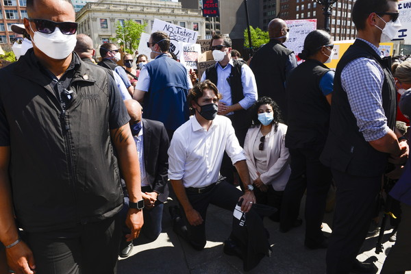 ▲▼加拿大總理杜魯道在示威現場單膝下跪。（圖／達志影像／美聯社）