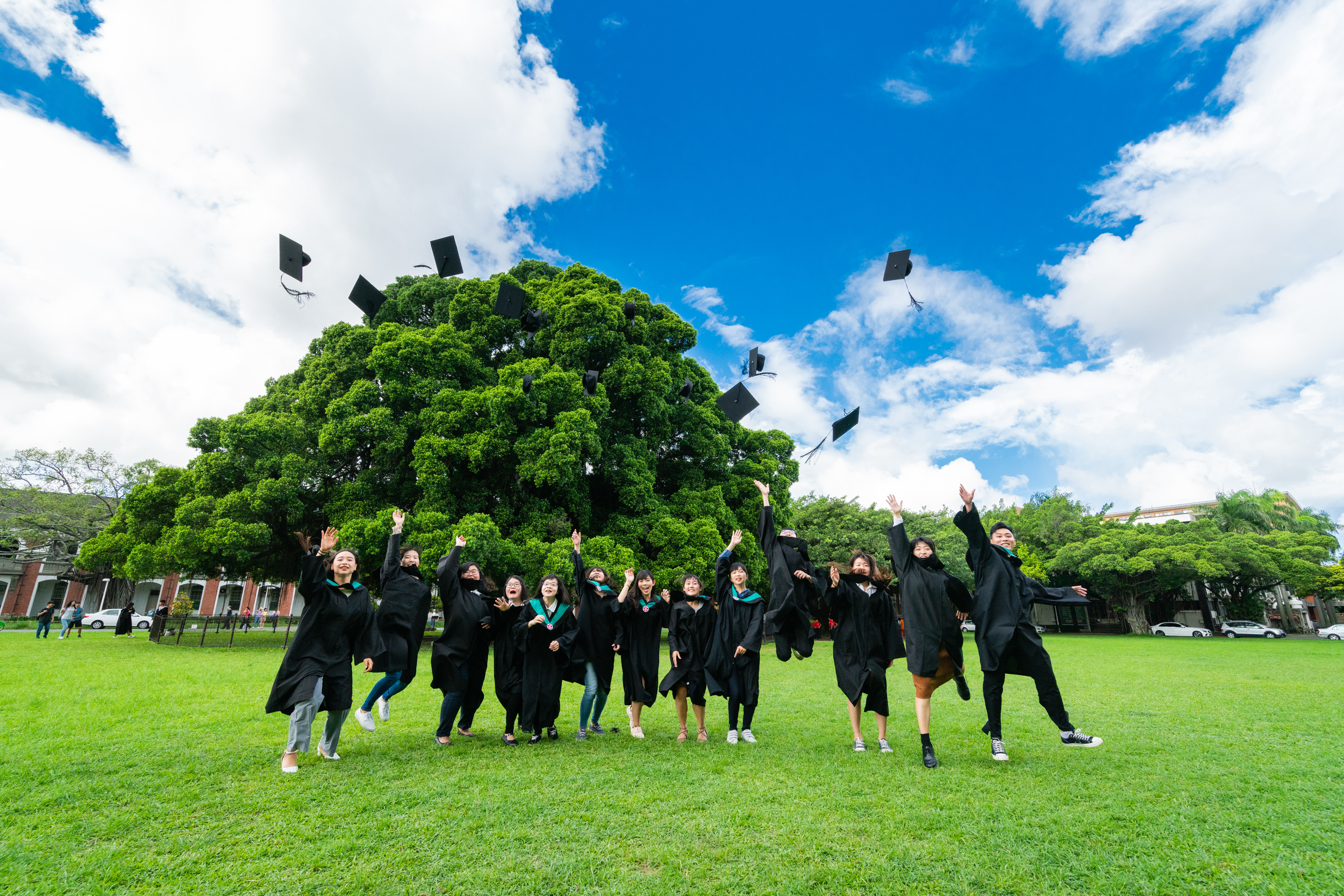 ▲成功大學2020畢業典禮6日上午舉行，因應防疫，典禮別開生面，選在三個成大戶外地標「雲平廣場」、「工設歷史廣場」及「博物館前廣場」同步舉辦。（圖／記者林悅翻攝，下同）