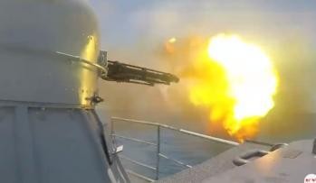 ▲解放軍駐港部隊海軍艦艇主副砲射擊。（圖／翻攝微博香江礪劍）