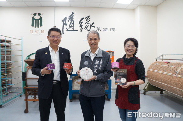 ▲行銷桃園好茶，茶商推「仙草茶餅」。（圖／記者楊淑媛攝）