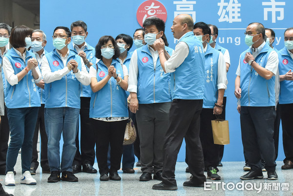 ▲▼2020高雄市長罷免案投票日,罷韓成功,韓國瑜率市府團隊出面發表談話。（圖／記者李毓康攝）