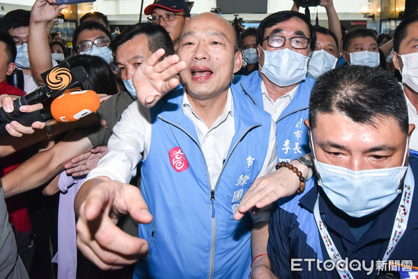 ▲▼2020高雄市長罷免案投票日,罷韓成功,韓國瑜率市府團隊出面發表談話。（圖／記者李毓康攝）