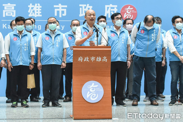 ▲▼2020高雄市長罷免案投票日,罷韓成功,韓國瑜率市府團隊出面發表談話。（圖／記者李毓康攝）