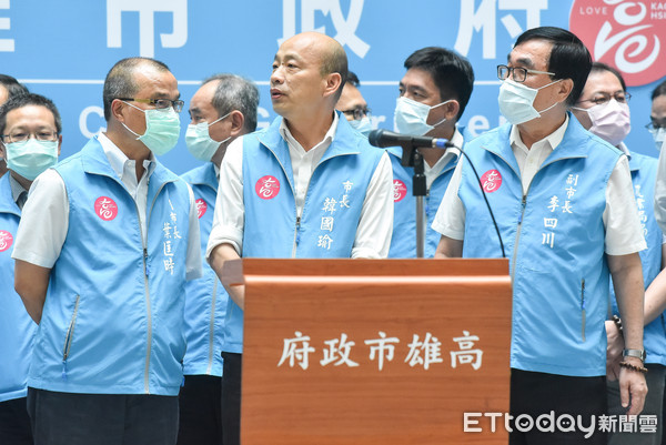 ▲▼2020高雄市長罷免案投票日,罷韓成功,韓國瑜率市府團隊出面發表談話。（圖／記者李毓康攝）