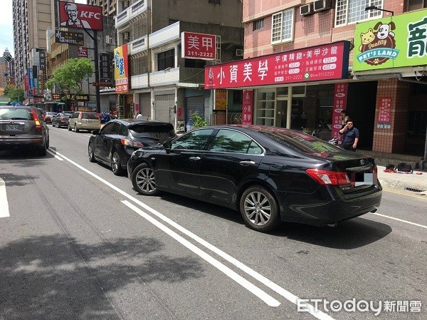 ▲凌志汽車不慎追撞前車。（圖／蘆竹警分局提供）