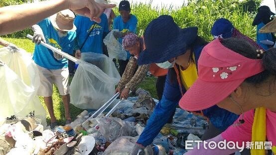 ▲▼以當地海洋巡守隊為主，結合各相關單位人員及志工參加淨灘淨海活動。（圖／花蓮縣環保局提供，下同）