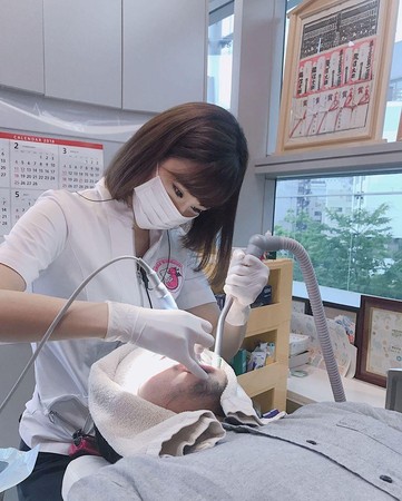 西原愛夏曾在牙醫診間拍攝性感美照，讓網友笑稱「我要拔智齒」了。（翻攝西原愛夏IG）