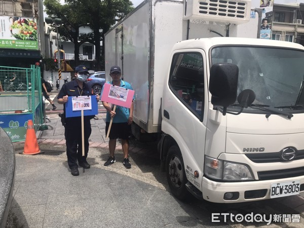 ▲台南市警二分局前往中西區各預伴混凝土車施工場地及大貨車行經路段加強確保用路人安全之交通宣導。（圖／記者林悅翻攝，下同）