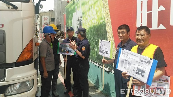 ▲台南市警二分局前往中西區各預伴混凝土車施工場地及大貨車行經路段加強確保用路人安全之交通宣導。（圖／記者林悅翻攝，下同）