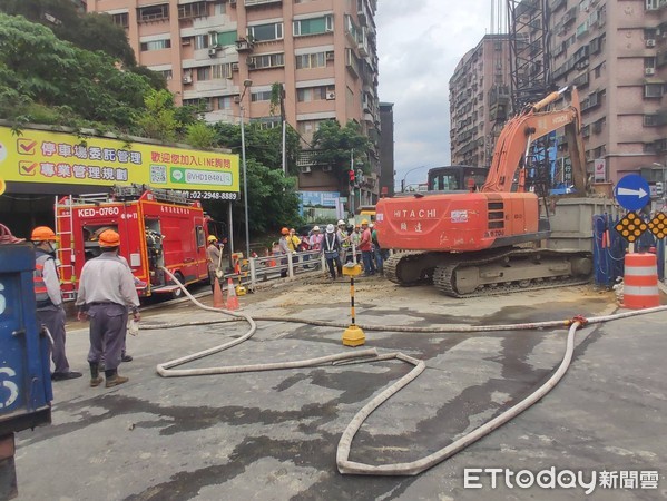 ▲▼新店安和路發生輕軌施工瓦斯管線破裂意外，現場緊急封鎖管制。（圖／記者陳豐德翻攝）