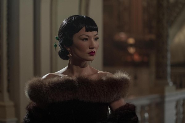 台裔女星楊雅惠（Michelle Krusiec）飾演第一個打入好萊塢的華裔黃柳霜，劇中呈現了她遭受的不公平待遇，也巧妙地幫她翻案。（Netflix提供）