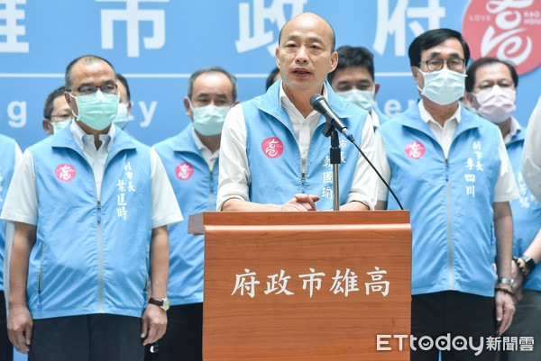 ▲▼2020高雄市長罷免案投票日,罷韓成功,韓國瑜率市府團隊出面發表談話。（圖／記者李毓康攝）