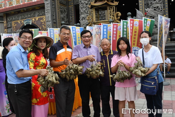 ▲台灣新住民人權展望協會，下午至台南市南區鯤鯓龍山寺至贈愛心粽給當地鯤鯓地區弱勢家庭、獨居老人與鴻佳啟能庇護中心、龍崗國小弱勢家庭學童。（圖／記者林悅翻攝，下同）