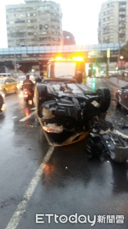 ▲7日晚間台北市中山區發生一起計程車暴衝追撞意外，所幸肇事駕駛送醫後並無大礙。（圖／記者張君豪翻攝）