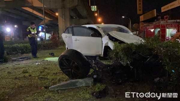 ▲▼陳男駕駛轎車高速衝上分隔島，轎車車頭全毀冒火。（圖／記者游宗樺攝）