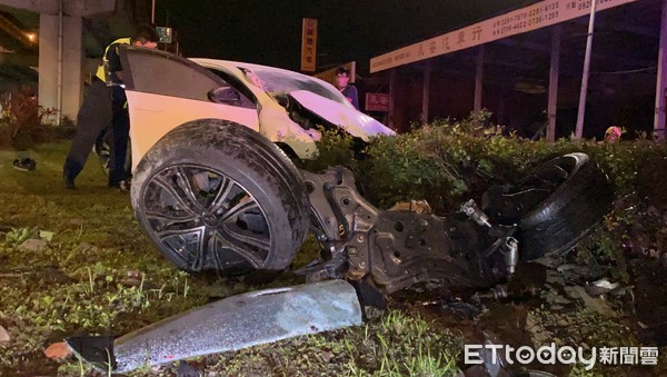 ▲▼陳男駕駛轎車高速衝上分隔島，轎車車頭全毀冒火。（圖／記者游宗樺攝）