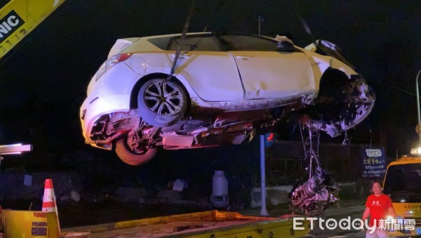 ▲▼陳男駕駛轎車高速衝上分隔島，轎車車頭全毀冒火。（圖／記者游宗樺攝）