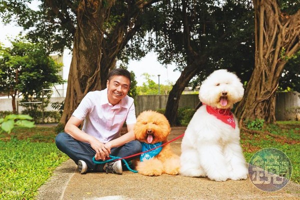 犬類行為專家熊爸擁有超過20年的訓犬經驗，明星犬哈樂（左）跟哈媚（右）也是他的學生。