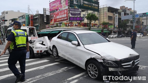 ▲▼ 高雄賓士車衝撞騎樓。（圖／記者吳奕靖攝）