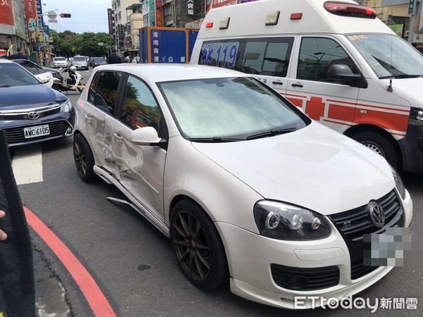 ▲▼ 高雄賓士車衝撞騎樓。（圖／記者吳奕靖攝）