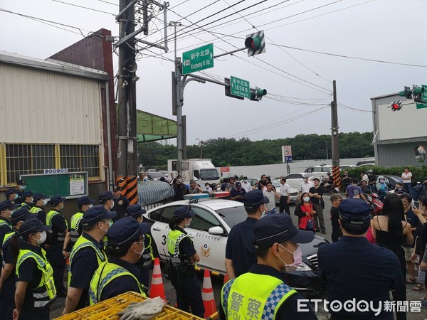 ▲村長跟杏仁哥轉到王浩宇農舍住家，警方在巷口圍起人牆不讓民眾進入，杏仁哥怒喊「x你媽」。（圖／記者黃彥傑攝）