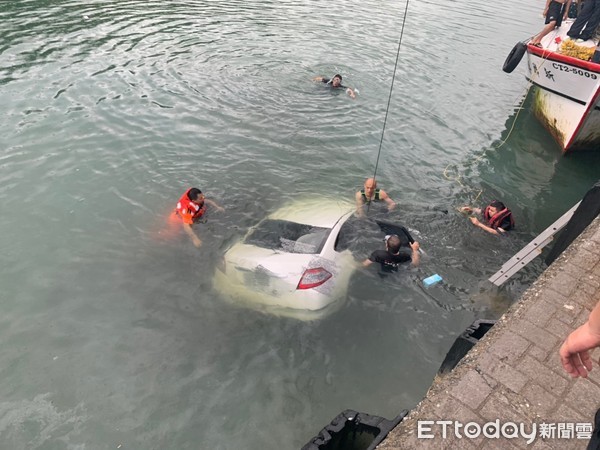 ▲金山磺港漁港有小客車落海，駕駛命危急救中。（圖／記者郭世賢翻攝）