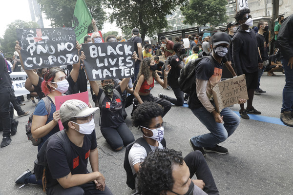 ▲▼巴西民眾上街抗議總統波索納洛抗疫無方、種族歧視。（圖／達志影像／美聯社）