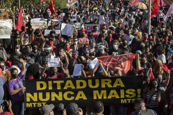 ▲▼巴西民眾上街抗議總統波索納洛抗疫無方、種族歧視。（圖／達志影像／美聯社）