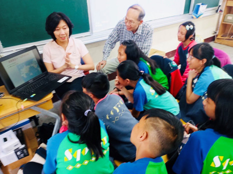 ▲▼政大商學院尚孝純副院長（左）與對外關係協會梁英斌常務監事（右）向學童講解網路上的世界。（圖／對外關係協會提供）