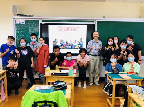 ▲▼政大商學院尚孝純副院長（後排右六）與對外關係協會梁英斌常務監事（後排右五）與課堂小學生合影。（圖／對外關係協會提供）