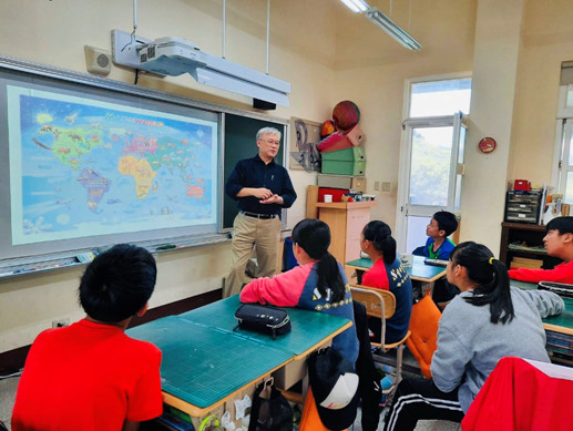 ▲▼對外關係協會夏立言會長展示用地圖看世界。（圖／對外關係協會提供）