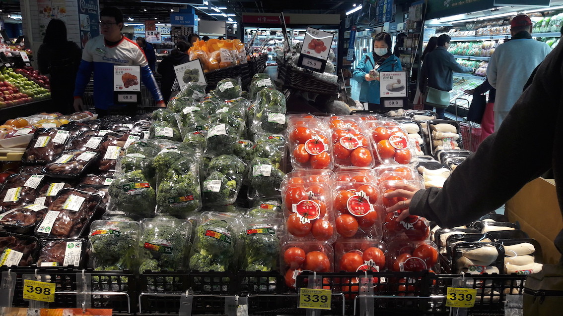 ▲▼綠色和平指出，韓國樂天超市承諾2025年淘汰50%塑膠包裝。（圖／綠色和平提供）
