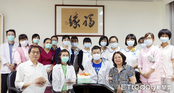 ▲陳姓退休警官經東港安泰醫院醫療團隊搶救後治療出院            。（圖／記者陳崑福翻攝）