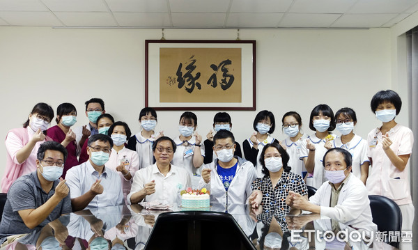 ▲陳姓退休警官經東港安泰醫院醫療團隊搶救後治療出院            。（圖／記者陳崑福翻攝）