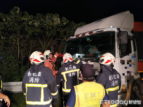 ▲聯結車司機自撞。（圖／記者唐詠絮翻攝）