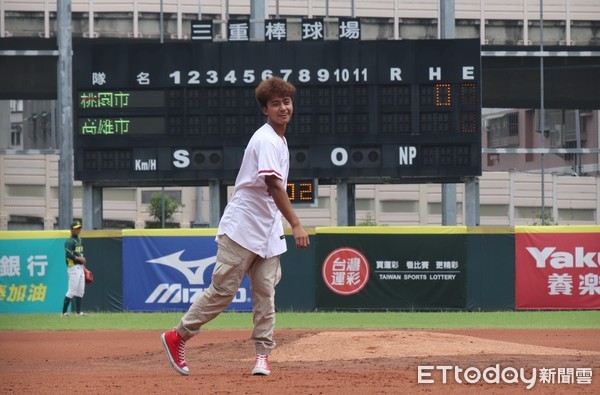 ▲玉山盃冠軍戰，余謙開球。（圖／記者楊舒帆攝）