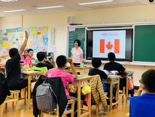 ▲▼學生向政大商學院尚孝純副院長（左）發問。（圖／對外關係協會提供）