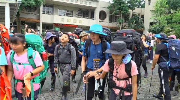 ▲▼宜蘭首批的岳明國小20名小6生，9日自背重裝興奮出發登宜蘭聖山的南湖北山畢業挑戰。（圖／岳明國小提供，下同）