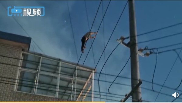 和女友分手27歲男爬上高壓電線　「高空走鋼絲」8小時耗盡體力求救。（圖／翻攝自微博／新華日報）