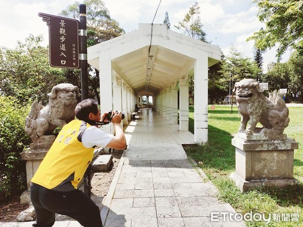 ▲▼南投縣竹山鎮公所祭出12萬元，舉辦攝影比賽留住竹山之美，鎮長陳東睦率同仁示範取景拍照宣導。（圖／竹山鎮公所提供，下同）