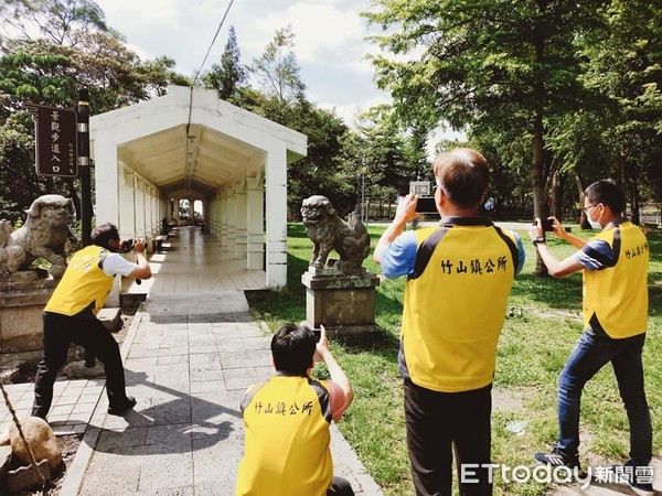 ▲▼南投縣竹山鎮公所祭出12萬元，舉辦攝影比賽留住竹山之美，鎮長陳東睦率同仁示範取景拍照宣導。（圖／竹山鎮公所提供，下同）