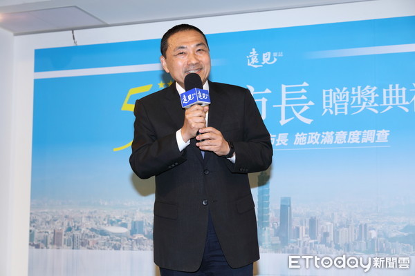 ▲▼遠見雜誌縣市長施政滿意度調查五星縣市長贈獎典禮，新北市長侯友宜、桃園市長鄭文燦、新竹市長林智堅、屏東縣長潘孟安、連江縣長劉增應五位得獎縣市首長同台領獎。（圖／記者湯興漢攝）