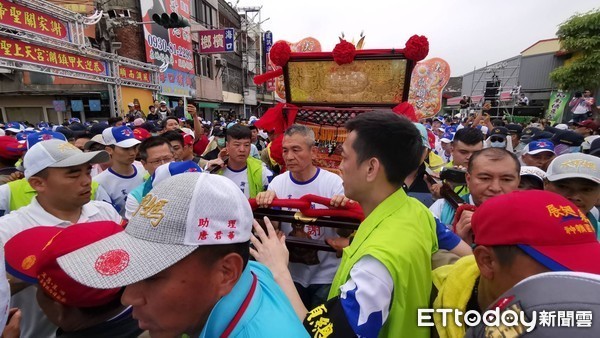 ▲謝惠仁親自迎大甲媽。（圖／ETtoday資料照）