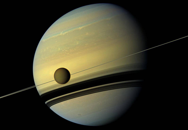 ▲土衛6圍繞著土星。（圖／取自NASA官網）
