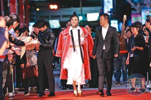 曾美慧孜（中）2018年有《三夫》及《地球最後的夜晚》兩片參加金馬獎，她與《地》片演員李鴻其（左）一起走上首映紅毯。