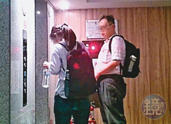06/03 08:44，吳男（右）與林女（左）眼看課程快遲到，趕緊搭乘電梯、驅車趕往會場。