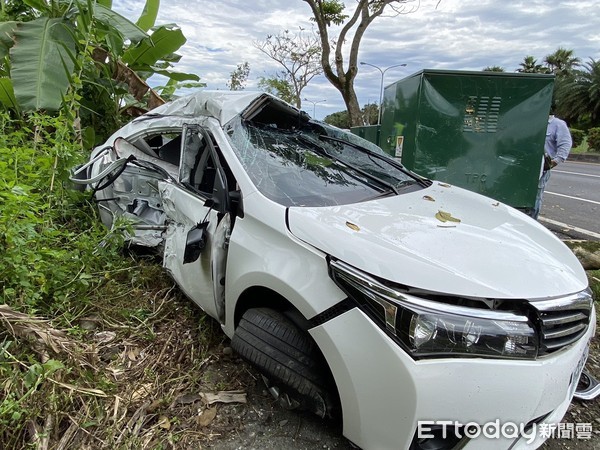 ▲▼自小客車疑超速失控，衝向對向車道，撞斷電桿、路樹，最後卡在變電箱旁動彈不得。（圖／記者王兆麟攝，下同）